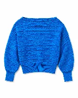 Sweater azul de punto grueso con diseño trenzado horizontal, escote ancho y mangas largas con puños ajustados.