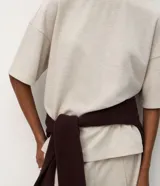 Blusa de algodón de corte oversized, color gris oscuro, con mangas cortas y cuello redondo.
