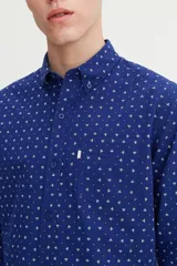 Camisa de manga larga Levi's con estampado geométrico pequeño sobre fondo azul. Presenta cuello clásico con botones, cierre frontal abotonado y un bolsillo en el pecho.