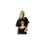 Remera oversized gris oscura de manga corta, con estampa frontal fotográfica de un niño comiendo y bebiendo, y pequeño logo impreso en la manga.