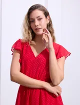 Vestido blanco de gasa con capas, marca Julia Jordan. Escote en V, manga corta con volados, corte en cintura y abertura central en espalda con cierre invisible.