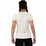 Remera deportiva Diadora para mujer, color blanco hueso, con cuello en V y mangas cortas. Presenta un pequeño logo reflectante en el pecho.