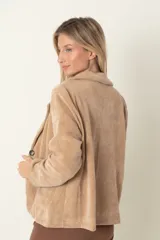 Blazer italiano marrón de un botón con bolsillos frontales.