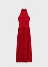 Vestido largo rojo de punto combinado, con cuello halter, sin mangas y diseño evasé con falda fluida y amplia.