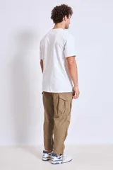 Remera manga corta color lila con logo bordado en el pecho.