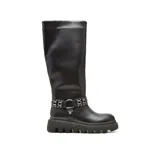 Bota negra de caña alta con suela track y hebillas plateadas.