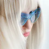 Lentes de sol Meller modelo Project 03 Blue, con diseño envolvente futurista Y2K. Cuentan con una pantalla única en degradado azul que revela un esqueleto metálico plateado en su interior con detalles de remaches y patillas finas de metal.