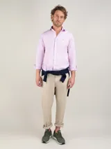 Camisa popelín celeste de manga larga con corte slim fit, cuello italiano y logo bordado en el pecho.