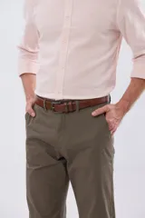 Pantalón skinny azul marino con spandex, bolsillos traseros ojal con botón y etiqueta de la marca.