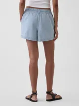 Short jogger de diseño rayado en tonos celeste y blanco, con cintura elástica ajustable mediante cordón y bolsillos laterales.