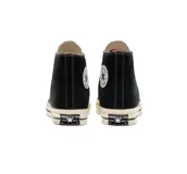 Zapatillas Converse Chuck 70 Hi de lona negra con detalles en blanco, caña alta y parche con el logo de Converse All Star en el lateral.