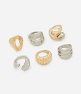 Kit de seis anillos de metal con diseños variados, incluyendo modelos lisos, texturizados, abiertos y cerrados, con acabados en tono dorado y plateado.