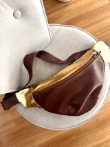 Riñonera grande de cuero marrón con detalles en cuero dorado, correa ajustable y bolsillo interior.