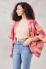 Kimono oversize de viscosa con estampado geométrico en tonos rosa, naranja y marrón.