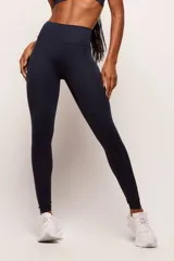 Calza deportiva de tiro alto con diseño de costuras curvas laterales y efecto modelador. Confeccionada en tejido técnico de alta compresión, ideal para entrenamientos de alta intensidad.