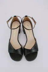 Sandalias negras de cuero con plataforma y taco ancho.