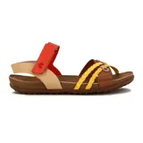 Sandalia casual de cuero color marrón con tiras cruzadas y trenzadas.