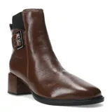 Bota corta de cuero marrón con acabado brillante, taco cuadrado medio y detalle de hebilla lateral con elástico en la parte posterior.