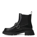 Botas tipo Chelsea de caña media, confeccionadas en material sintético color negro. Presentan elásticos laterales para un calce sencillo, suela track con plataforma y un detalle de hebillas metálicas circulares en la parte frontal.