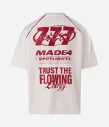 Remera oversized de color blanco marfil con detalles en rojo, cuello redondo, mangas cortas y grandes estampas tipográficas y gráficas en la espalda.