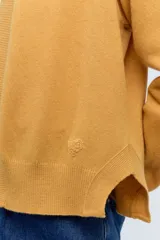 Cardigan rojo de tejido de punto liviano confeccionado en lana italiana.