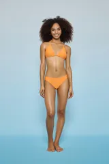 Conjunto de bikini color naranja claro, con corpiño triangular de atar al cuello y bombacha de corte clásico.