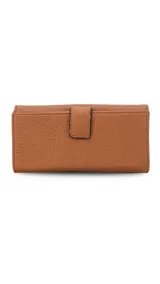 Billetera larga de diseño rectangular con solapa frontal y detalle de aro metálico central. Presenta múltiples compartimentos internos para tarjetas, billetes y un monedero con cierre.