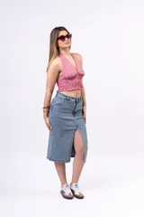 Musculosa de algodón roja con estampado a cuadros vichy, escote halter en V y cuerpo con frunce elastizado.