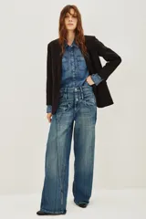 Saco sastre de color negro con corte clásico y solapas. Presenta un bordado artístico en la espalda con motivos de montañas, nubes y flores en tonos suaves.