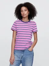 Remera de manga corta con diseño de rayas horizontales en tonos rosado, azul marino y blanco, con cuello redondo en color azul marino.