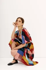 Vestido midi de gasa estampada con diseño geométrico multicolor, mangas cortas, elástico en la cintura, tajo frontal y forrería en la falda.