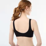 Pack de dos bralettes de microfibra acanalada, uno blanco y otro negro, sin costuras y con breteles anchos.