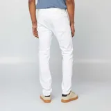 Jean de corte slim en color blanco, con diseño clásico de cinco bolsillos, cierre frontal con botón y cremallera.