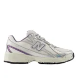 Championes New Balance modelo 740, de diseño técnico con base de malla blanca y superposiciones sintéticas en tono plateado con detalles en violeta. Cuenta con entresuela con tecnología ABZORB para amortiguación, logo N lateral en TPU y suela de goma resistente.