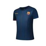 Camiseta de fútbol azul con rayas verticales rojas, escudo del FC Barcelona en el pecho y la palabra "Barça" en el lado izquierdo.