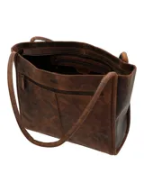 Cartera tipo tote de hombro confeccionada en cuero 100% natural color marrón. Presenta un diseño en relieve con motivos florales en la parte frontal y trasera, y correas de hombro con el mismo diseño. Cuenta con un compartimento principal con cierre de cremallera y correa imantada, además de tres bolsillos interiores, uno de ellos con cierre.