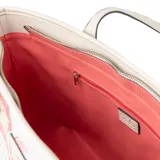 Cartera tipo tote de cuero sintético, con diseño estampado multicolor de hojas tropicales y asas fijas blancas.
