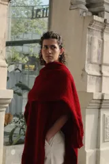 Ruana tejida en telar con lana merino 100% natural, color rojo.