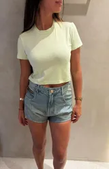 Remera de corte ajustado y estilo crop, con cuello redondo y mangas cortas, en color verde claro.