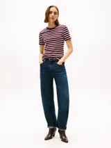 Remera de algodón de corte slim, manga corta y cuello redondo, con rayas horizontales en color bordó y blanco. Presenta un pequeño logo bordado en el pecho.