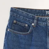 Pantalón de jean azul de corte recto, con tiro alto y bolsillos delanteros y traseros.