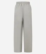 Pantalón de corte balloon y tiro alto, confeccionado en poliamida, con cintura elástica, bolsillos laterales y diseño con recortes.