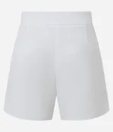 Short sastre de cintura alta color marrón, con bolsillos laterales y detalles de tachuelas metalizadas.