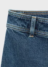 Pantalón de jean tiro alto con diseño culotte, cierre frontal de cremallera y botón, y bolsillos traseros.