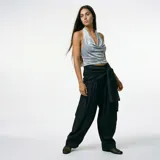 Top de escote drapeado, color plateado, con tirantes finos y corte ajustado.