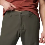 Pantalón de corte recto en color verde militar, diseñado con múltiples bolsillos utilitarios, incluyendo bolsillos de seguridad con cierre y bolsillo para herramientas.