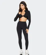 Top deportivo Fabletics modelo PureLuxe color verde militar, con diseño cruzado en la parte delantera y tirantes halter.