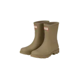 Botas de lluvia Hunter modelo Downpour Short, de caña corta en color verde militar, con suela track y el parche característico con el logo de la marca en rojo y blanco en la parte superior.