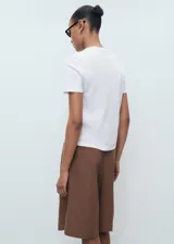 Camiseta de algodón de cuello redondo y manga corta, con corte regular y diseño recto.