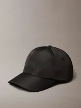 Gorra de béisbol negra de nylon con visera curva y parche rectangular frontal en relieve con el logo de Calvin Klein Jeans.